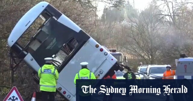 O acidente de ônibus escolar na Inglaterra deixa 1 aluno morto, 2 gravemente feridos

