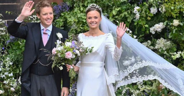Olivia Henson apresenta seu elegante vestido de noiva para Hugh Grosvenor