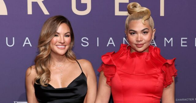 Becca Tilley e Hayley Kiyoko participam inesquecíveis: o 22º anual dos American Asian Awards no Beverly Hilton em 14 de dezembro de 2024 em Beverly Hills, Califórnia. 