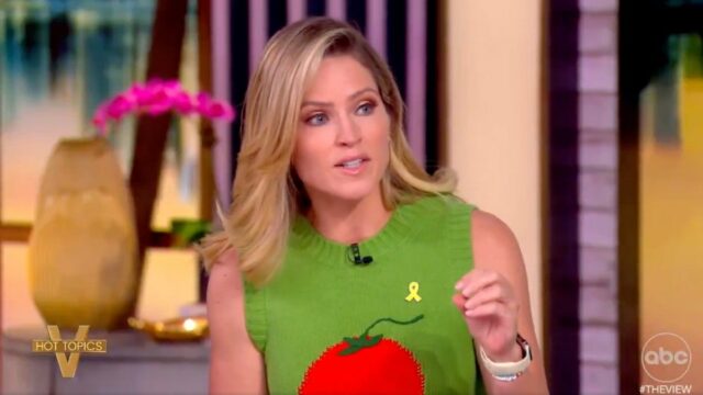 O anfitrião de "Ver", Sara Haines, chamou podcasters que vira Trump: "Finja" está coberto

