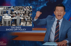 O anfitrião do ‘Daily’, Ronny Chieng, celebra o final da Política de Sapatos do Aeroporto “TSA! TSA! ‘| Vídeo O anfitrião do 'Daily', Ronny Chieng, celebra o final da Política de Sapatos do Aeroporto "TSA! TSA! '| Vídeo