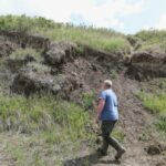 Um homem que passa por um site em Saskatchewan