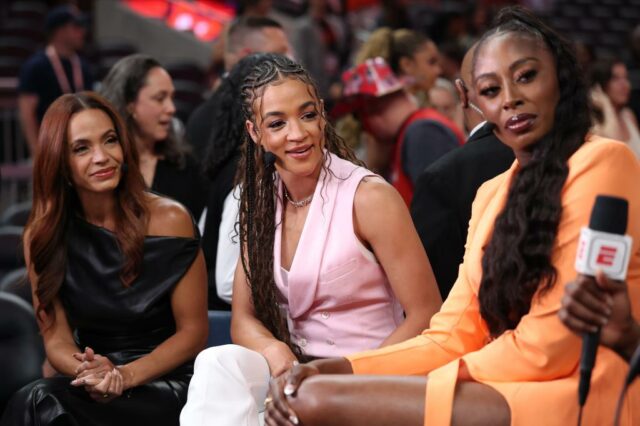 Da esquerda: o anfitrião ESPN Elle Duncan e os analistas de Andray Carter e Chiney Cotwumike após o jogo WNBA All-Star em 19 de julho de 2025.