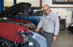 O ar condicionado do seu carro lambe seu carro? O programa californiano paga 90% dos custos de reparo O Programa de Desconto do Ar Cool oferece suporte financeiro para californianos qualificados com baixa renda que precisa de um certo vazamento de líquido de arrefecimento em carros que foram fabricados entre 1993 e 2019 (foto com a permissão do carro)