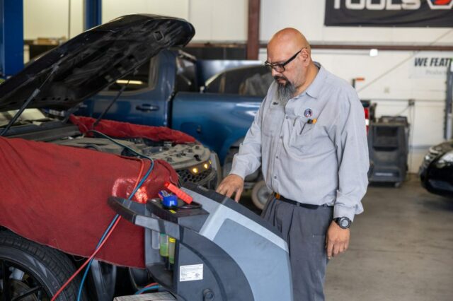 O Programa de Desconto do Ar Cool oferece suporte financeiro para californianos qualificados com baixa renda que precisa de um certo vazamento de líquido de arrefecimento em carros que foram fabricados entre 1993 e 2019 (foto com a permissão do carro)