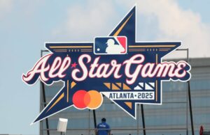 O árbitro do robô toca o Grand Slam durante a estréia no jogo da MLB All-Star O árbitro do robô toca o Grand Slam durante a estréia no jogo da MLB All-Star