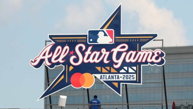 O árbitro do robô toca o Grand Slam durante a estréia no jogo da MLB All-Star

