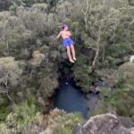 Vali Graham, 21 anos, estourou várias pernas, explodiu o tímpano e conseguiu uma concussão depois de pular do topo de Minnehaha Falls, uma cachoeira de 42,5 metros, nas montanhas azuis em 11 de junho
