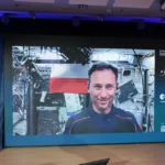 O astronauta polonês retorna ao chão. ISS e Dragon visíveis hoje sobre a Polônia
