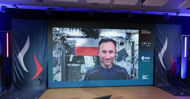 O astronauta polonês retorna ao chão. ISS e Dragon visíveis hoje sobre a Polônia

