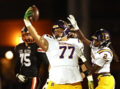 Futebol escolar do All-Bay Area News Group: linha ofensiva Riordans Tommy Tofi #77 aquece para um jogo de futebol WCAL contra Mitty no sábado, 14 de outubro de 2023, em San Francisco, Califórnia (Karl Mondon/Bay Area News Group)