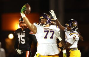 O atacante Obersive da Bay Area se compromete com o Oregon Riordans Tommy Tofi #77 aquece para um jogo de futebol WCAL contra Mitty no sábado, 14 de outubro de 2023, em San Francisco, Califórnia (Karl Mondon/Bay Area News Group)