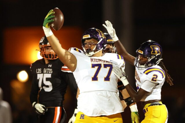 Riordans Tommy Tofi #77 aquece para um jogo de futebol WCAL contra Mitty no sábado, 14 de outubro de 2023, em San Francisco, Califórnia (Karl Mondon/Bay Area News Group)