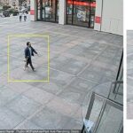 Fotos publicadas on -line mostraram que o atirador usa um casaco esportivo e uma camisa quebrada enquanto usava o grande rifle perto de um prédio de escritórios em Midtown Manhattan