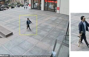 O atirador com rifle de assalto mata a polícia e deixa outros seis feridos em um tiro assustador em Nova York em Nova York Fotos publicadas on -line mostraram que o atirador usa um casaco esportivo e uma camisa quebrada enquanto usava o grande rifle perto de um prédio de escritórios em Midtown Manhattan