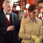O ator de EastEnder morto: Frank Barrie - que interpretou o interesse amoroso de Dot Cotton desaparece em casa, com 88 anos, cercado por sua família