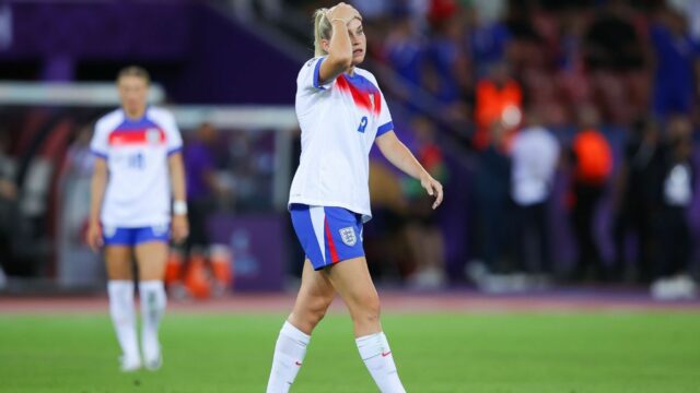 O atual campeão da Inglaterra cai para o primeiro obstáculo, enquanto a França envia a declaração

