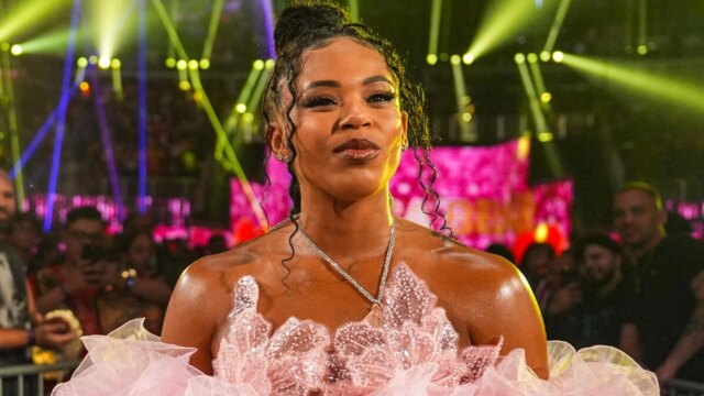 O atual campeão da WWE envia uma ameaça brutal a Bianca Belair

