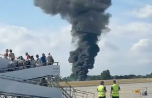 O avião, explode em uma enorme bola de incêndio na passarela do lado de fora de Londres Um acidente de avião no aeroporto com uma grande pluma de fumaça preta.