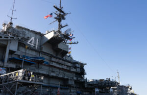 O barco se desloca no USS no meio e o suspeito de líder bêbado O barco se desloca no USS no meio e o suspeito de líder bêbado
