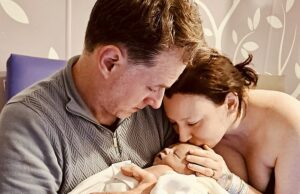 O bebê recém -nascido morreu depois que a mãe foi deixada para dar à luz sozinha na enfermaria do Hospital NHS por parteiras e médicos, disseram o inquérito Liliwen Iris Thomas (centro) morreu depois que sua mãe, Emily Brazier (à direita), foi deixada para dar à luz sozinha por parteiras e médicos, disse um exame. O pai, Rhodri (à esquerda), não estava presente durante o nascimento por causa das regras estritas do Hospital Visitor Hours