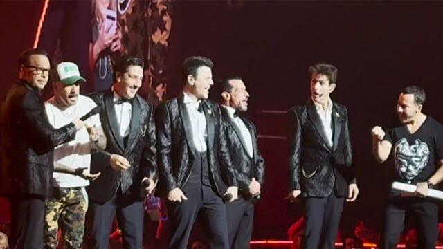 070125_NKOTB_UGSTRET_BUS_BAL