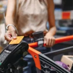 O caixa não precisa lhe dar o resto. Você não tem um valor rejeitado? Esse é o seu problema