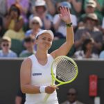 Barbora Krejcikova, da República Tcheca, comemora a vitória da segunda rodada de partidas de uma única feminina contra o US Caroline Dole Hide no Wimbledon Tennis Championships em Londres na quinta -feira, 3 de julho de 2025.