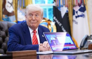 O chef cibernético do estado de Nova York chama Trump para cortes de segurança cibernética President Donald Trump,shows a news video from a laptop in the Oval Office of the White House on May 30, 2025 in Washington, DC.