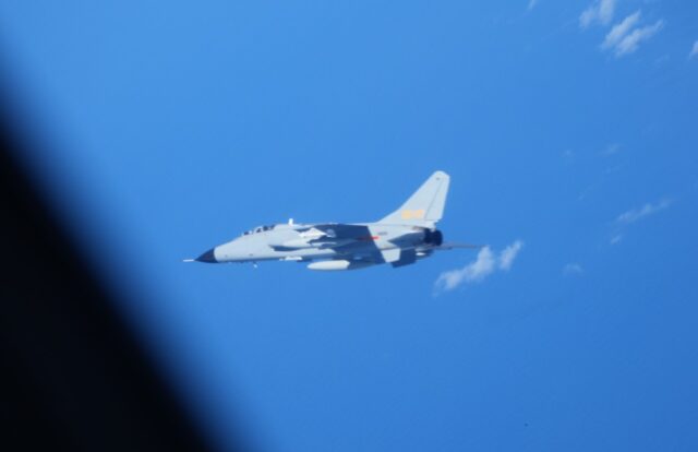 O chine queimou tudo aliado na praia na área de defesa aérea


