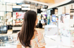 O comprador abordou por muitos funcionários da Sephora espalhando o debate na Internet: “Abra seus olhos” O comprador abordou por muitos funcionários da Sephora espalhando o debate na Internet: "Abra seus olhos"