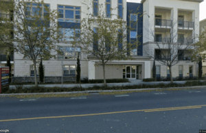 O condomínio foi vendido por 1,3 milhão de dólares em Dublin 5680 Central Parkway - Google Street View