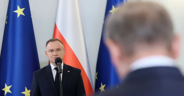 O conflito de Duda com Tusko em torno de Bąkiewicz. O presidente interrompeu o primeiro -ministro e ... respondeu ao seu livro

