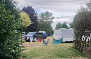 O conselho dá aos viajantes notícias de 24 horas para sair depois que campos ilegais foram montados em vagas de estacionamento e playgrounds Em Nottingham, um comboio de 60 veículos forçou a entrada para o berçário em West Bridgford, atravessando um portão e tendo acesso à terra na noite passada, disse a polícia