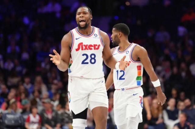 O atacante do Philadelphia 76ers, Guerschon Yabusele (28), reage contra o Minnesota Timberwolves no terceiro trimestre no Wells Fargo Center. 
