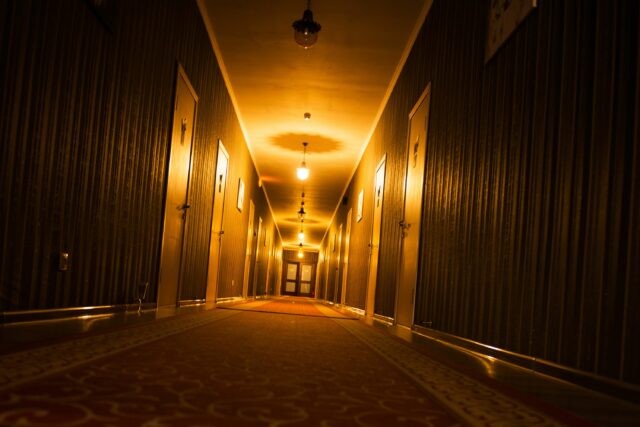 O convidado do hotel tira a foto às 3 da manhã, internet do que eles encontram

