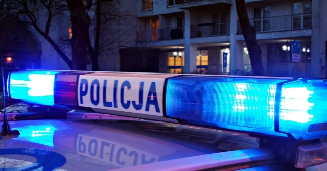 O cortador atacou no centro da cidade. De 17 anos de idade gravemente ferido, em andamento está arredondando

