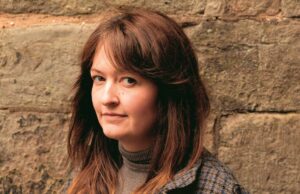 O crítico do Fringe Festival recebe seu merecido em entretenimento ‘Brink the House’ O crítico do Fringe Festival recebe seu merecido em entretenimento 'Brink the House'