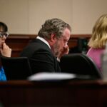 James Craig é visto como limpando as lágrimas enquanto ele estava em julgamento por assassinar sua esposa, Angela Craig