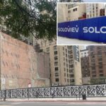 Cerca no canteiro de obras com o logotipo do Soloviev.