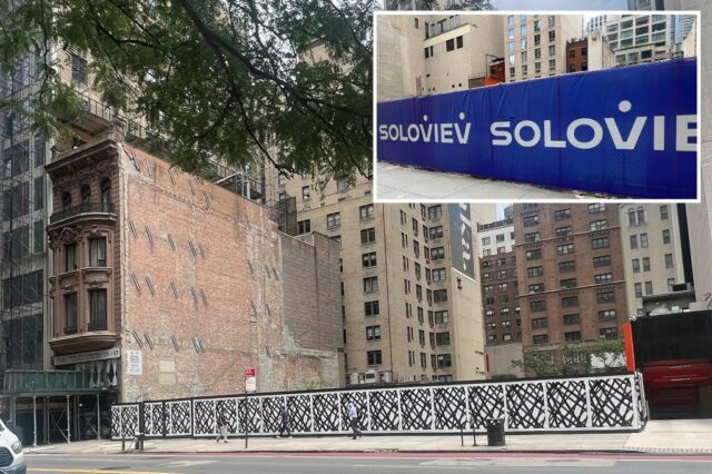 Cerca no canteiro de obras com o logotipo do Soloviev.