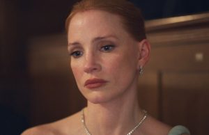 O diretor de “sonhos”, Michel Franco, explica por que seu drama de Jessica Chastain teve que ser tão brutal e cruel Foto do lenço de filme de Michel Franco, que fica com os braços cruzados.