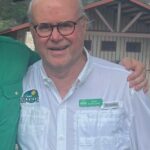 Amado chefe de acampamento místico, Richard 'pau' Eastland (foto), 70, morreu enquanto tentava salvar seus campistas