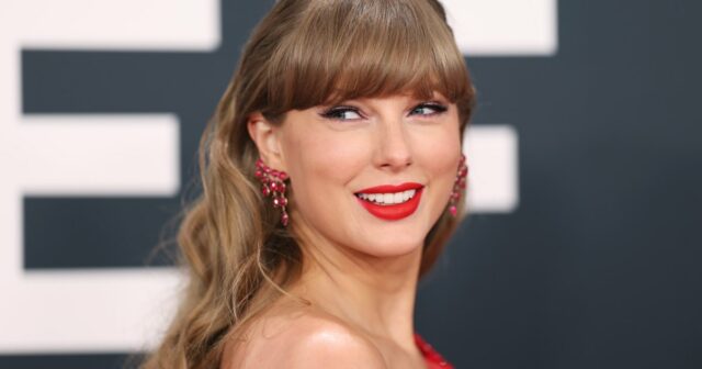 O estilo Wags do canal Taylor Swift com a saia plissada na qual foi visto em que foi visto

