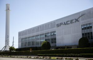 Recoras do Tribunal de Apelações NLRB inconstitucionais em uma vitória para SpaceX SpaceX headquarters in Hawthorne, California
