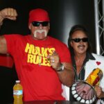Hulk Hogan com Jimmy Hart um ao lado do outro se transforma na multidão durante o Raw in Intuit Dome em 6 de janeiro de 2025 em Inglewood, Califórnia.