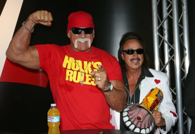 Hulk Hogan com Jimmy Hart um ao lado do outro se transforma na multidão durante o Raw in Intuit Dome em 6 de janeiro de 2025 em Inglewood, Califórnia.