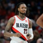 Ben McLemore, da Portland Trail Blazers, retorna ao campo após uma pausa no primeiro tempo contra o Houston Rockets no Moda Center em 25 de março de 2022 em Portland, Oregon.