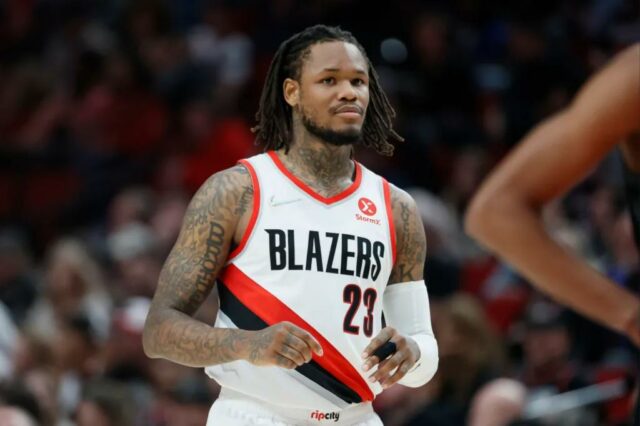 Ben McLemore, da Portland Trail Blazers, retorna ao campo após uma pausa no primeiro tempo contra o Houston Rockets no Moda Center em 25 de março de 2022 em Portland, Oregon. 