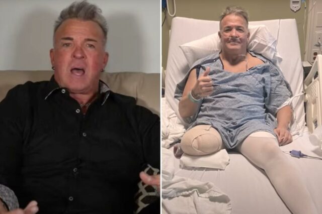 Captura de tela de um homem e uma mulher sentada no sofá conversando.
